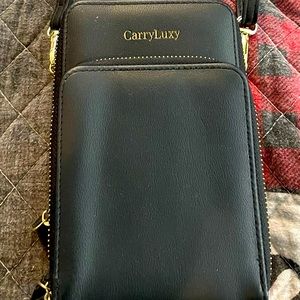 CarryLuxy 3-zipper purse